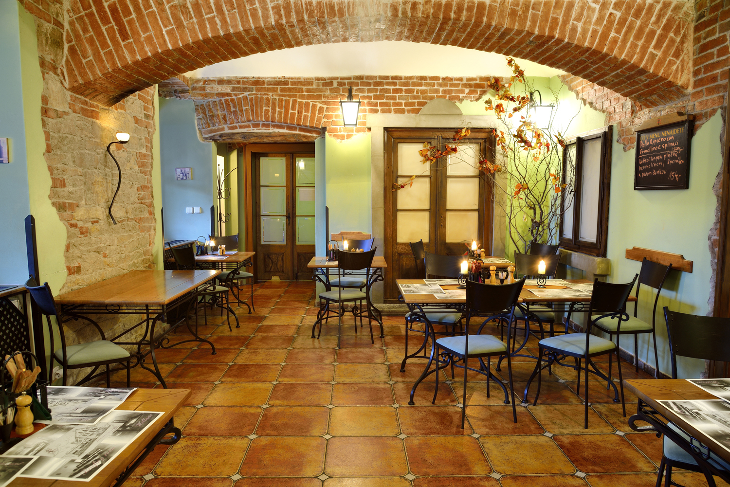 Restaurace VIA IRONIA Vysoké Mýto - interiér 4